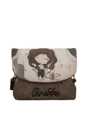 Borsa marrone e beige con una bambina disegnata che indossa una sciarpa sulla pattina e il logo "Anekke" sulla tasca frontale.