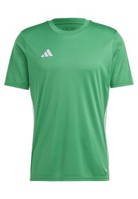 Maglietta atletica verde realizzata in tessuto traspirante, con colletto rotondo, maniche corte e logo Adidas bianco sulla parte superiore sinistra.