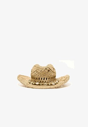 Pălărie de cowboy din paie împletite, cu bandă decorativă din scoici și mărgele în jurul bazei coroanei.