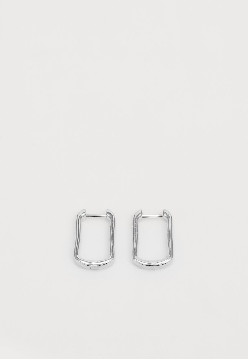 Srebrne kovinske obročeve uhane z pravokotno obliko in rahlo zaobljenimi robovi, ki imajo gladko teksturo in preprost, minimalističen dizajn.