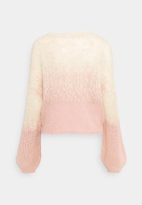 Skrócony sweter dzianinowy z gradientowym wzorem przechodzącym od kremowego do jasnoróżowego, z długimi, nieco bufiastymi rękawami oraz teksturowanym wykończeniem.