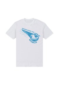 Bílý bavlněný tričko s modrým grafickým textem "KŘÍDLA NAD SVĚTEM" a designem globu a křídel. Krátké rukávy, kulatý výstřih.