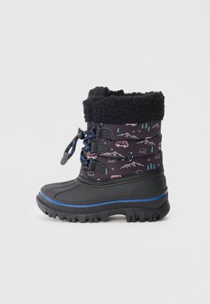 Botte d'hiver noire avec col en fausse fourrure, semelle en caoutchouc imperméable et impression colorée à thème montagne. Présente des accents bleus et un système de laçage.