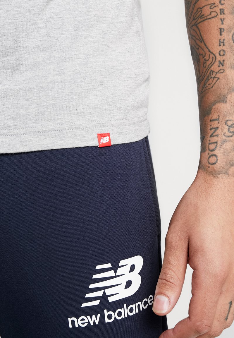 Herren T-Shirts basic | New Balance ESSENTIALS STACKED LOGO T-Shirt print athletic gre/dunkelgrau-meliert - ZU76313 Herren T-Shirts basic | New Balance ESSENTIALS STACKED LOGO T-Shirt print athletic gre/dunkelgrau-meliert - ZU76313