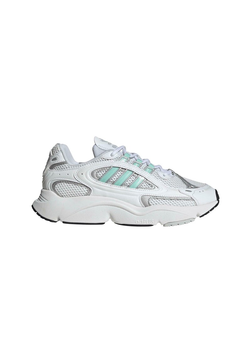 Witte sport sneaker met een bovenwerk van mesh en synthetische materialen, groene en zilveren accenten, een gevoerde zool en textuurelementen in het ontwerp.