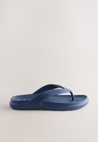 Sandale tong en caoutchouc bleu marine avec semelle texturée et large bride sur fond clair uni.