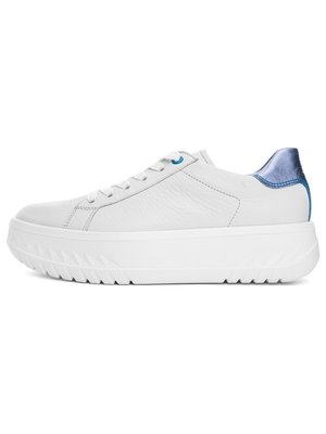 Witte lage sneaker met dikke, getextureerde zool, blauwe metallic hielkap, witte veters en een blauwe veteroog op een effen achtergrond.