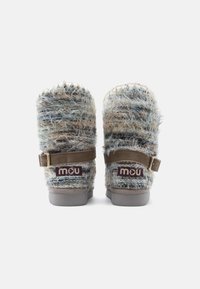 Pūkains potīšu zābaciņi ar zilu un bēšu krāsu maisījumu, ādas siksniņa ar zelta sprādzi, firmas "mou" zīmogs, gumijas zolīte.