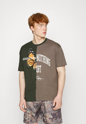 OVERSIZED MULTI BRAND SPLIT - T-shirts med print - multi
