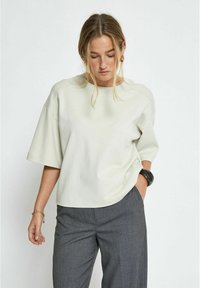 Unselected, cream