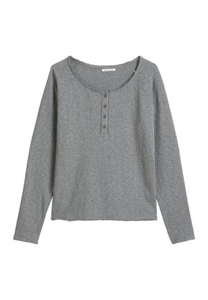 Szary longsleeve wykonany z miękkiego materiału, z okrągłym dekoltem, czterema guzikami i luźnym krojem z surowymi brzegami.