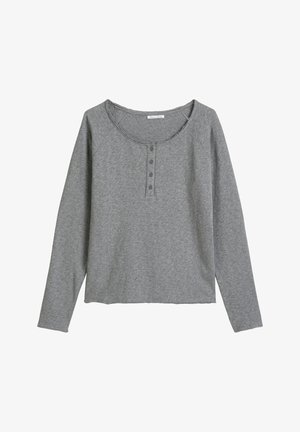 Szary longsleeve wykonany z miękkiego materiału, z okrągłym dekoltem, czterema guzikami i luźnym krojem z surowymi brzegami.