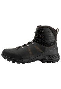 Czarne buty trekkingowe z teksturowaną cholewką, metalowymi oczkami, gumową podeszwą i wzmocnioną czubkiem. Solidna konstrukcja z wysokim wsparciem kostki.