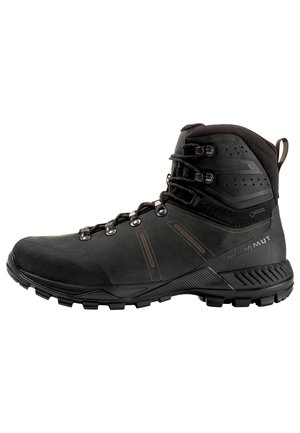 Czarne buty trekkingowe z teksturowaną cholewką, metalowymi oczkami, gumową podeszwą i wzmocnioną czubkiem. Solidna konstrukcja z wysokim wsparciem kostki.