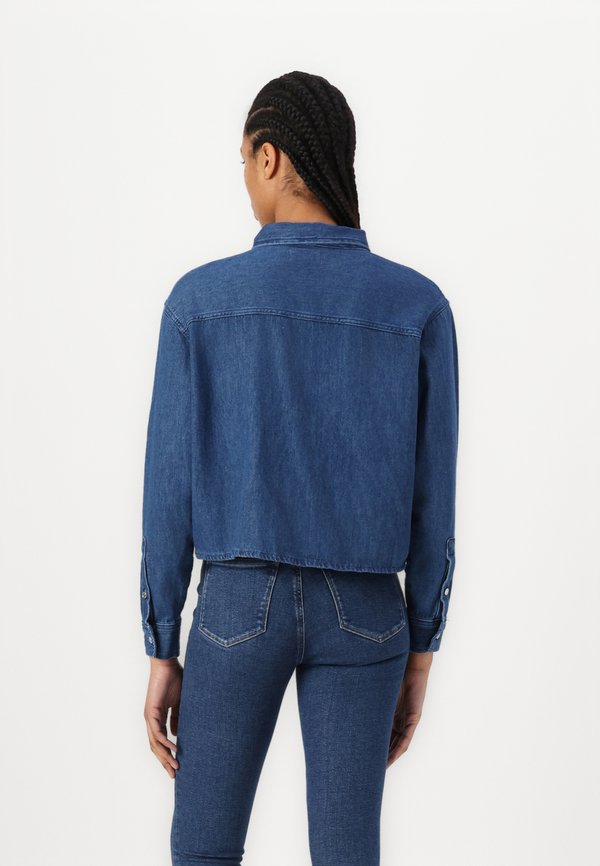 CROPPED DAD SHIRT - Button-down blouse - denim medium2