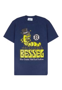 Camiseta de algodón azul marino con gráfico de una oruga de dibujos animados amarilla con un sombrero de copa, logo de marca y el texto "BESSEL cocido a fuego lento. No moda rápida."