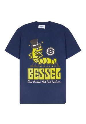 Camiseta de algodón azul marino con gráfico de una oruga de dibujos animados amarilla con un sombrero de copa, logo de marca y el texto "BESSEL cocido a fuego lento. No moda rápida."