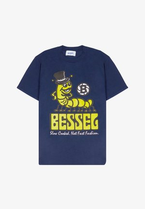 Camiseta de algodón azul marino con gráfico de una oruga de dibujos animados amarilla con un sombrero de copa, logo de marca y el texto "BESSEL cocido a fuego lento. No moda rápida."