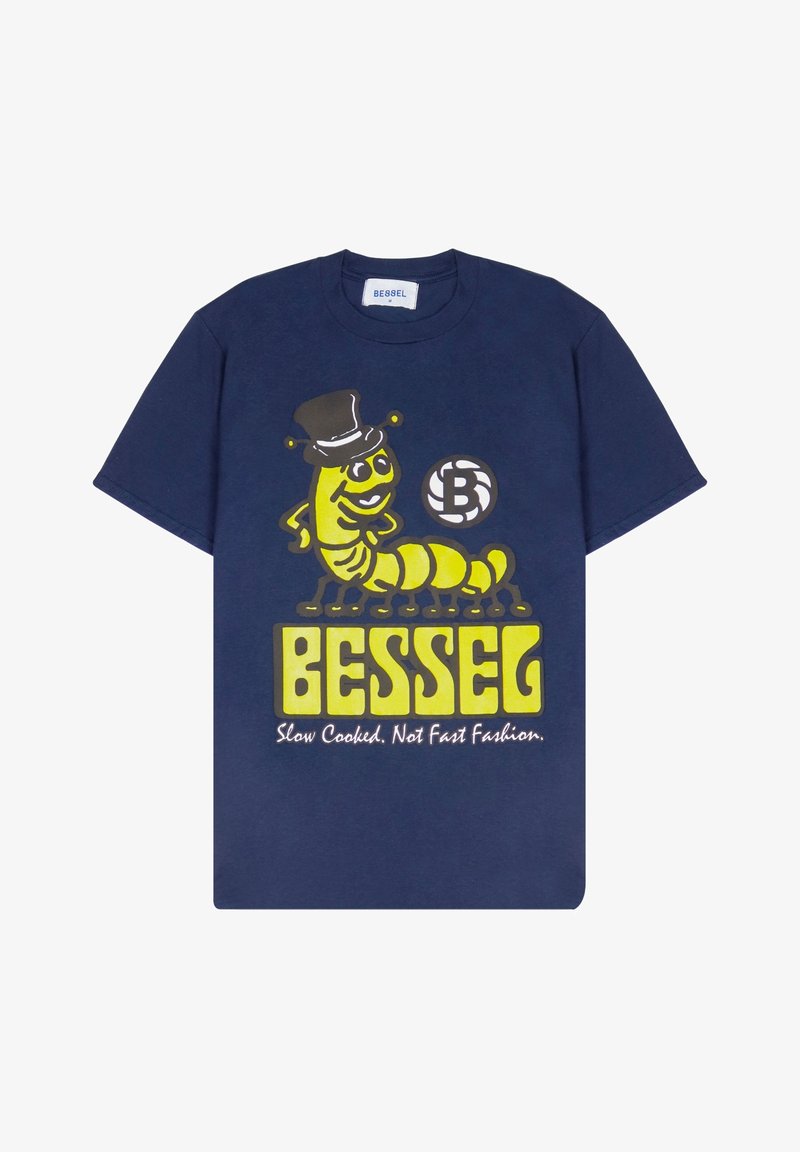 Camiseta de algodón azul marino con gráfico de una oruga de dibujos animados amarilla con un sombrero de copa, logo de marca y el texto "BESSEL cocido a fuego lento. No moda rápida."