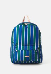 Sac à dos rayé bleu et vert avec une poche avant et un écusson de logo. Comprend une poignée supérieure blanche et des accents à fermeture éclair. Tissu durable.