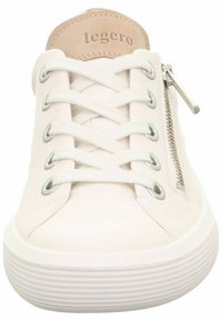 Białe sneakersy z gładką skórzaną cholewką, bawełnianymi sznurówkami, srebrnymi oczkami, bocznym zamkiem błyskawicznym oraz teksturowaną, karbowaną gumową podeszwą.