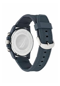 Montre Nautica avec un bracelet en caoutchouc gris foncé, un dos en acier inoxydable, un bracelet texturé et des détails en métal argenté. Résistante à l'eau jusqu'à 100 mètres.