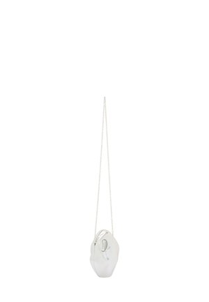 Zilveren metallic handtas met een sculpturale vorm, voorzien van een korte kettingriem en een gladde textuur. Zijopening voor gemakkelijke toegang.