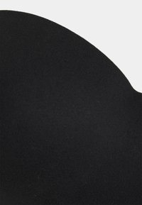 Juodas besiūlis liemenėlė su minkšta tekstūra; formuota forma; lygi, išlenkta kraštas; nematomi metaliniai detalės; minimalistinis dizainas.