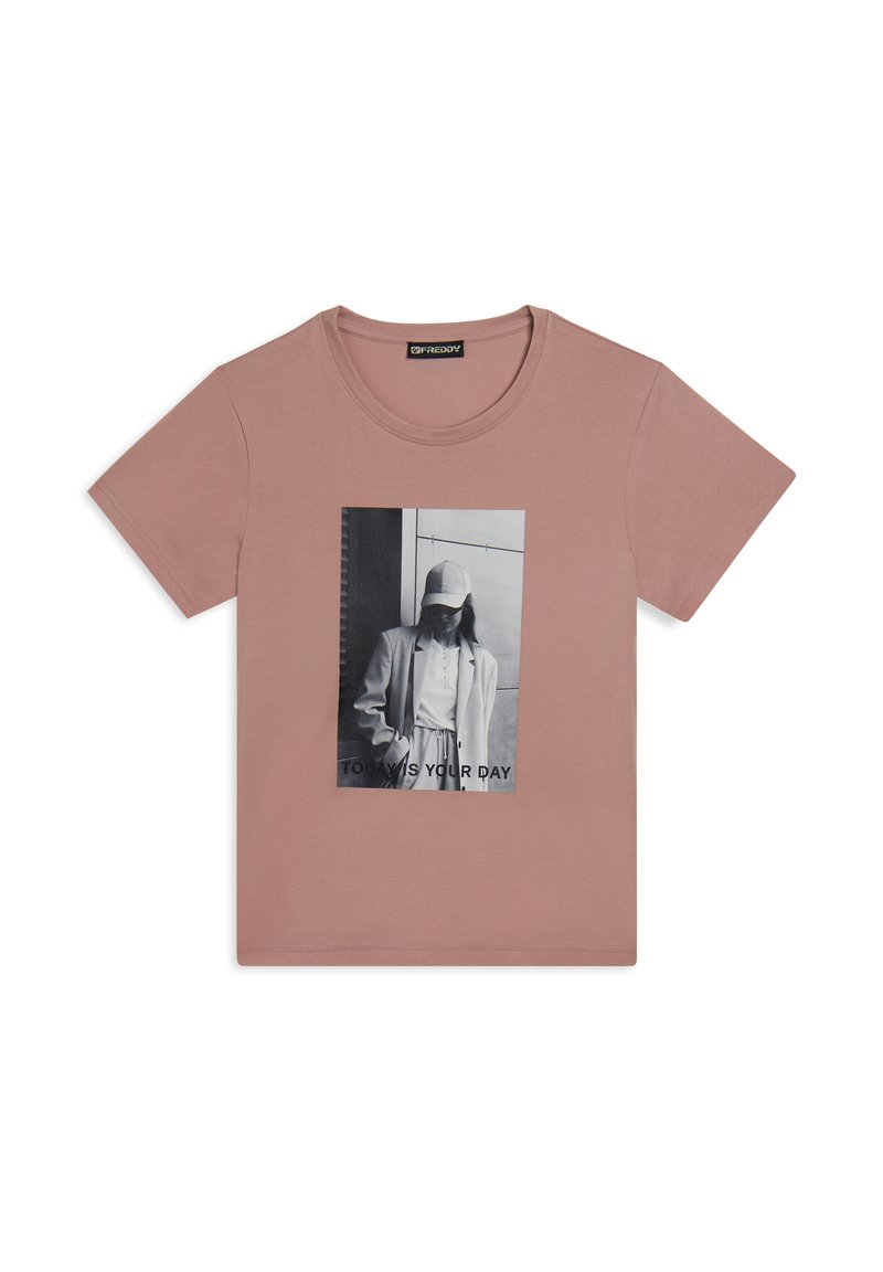 Camiseta de algodón rosa con un estampado gráfico en blanco y negro y el texto "HOY ES TU DÍA" en la parte inferior. Mangas cortas, escote redondo.