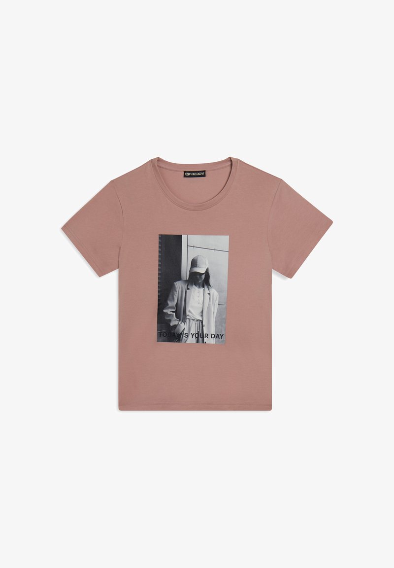 Camiseta de algodón rosa con un estampado gráfico en blanco y negro y el texto "HOY ES TU DÍA" en la parte inferior. Mangas cortas, escote redondo.