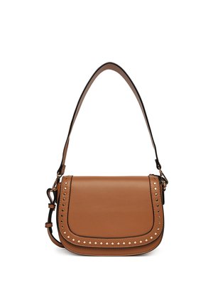 Braune Lederschultertasche mit goldfarbenen Nieten entlang der Klappenränder und einem verstellbaren Riemen mit goldfarbener Beschlägen.