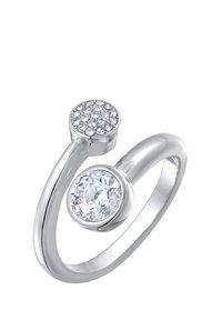 Sølvring med to sten: en rund, klar sten og en med flere små sten, der er sat i en cirkulær overflade. Glat, poleret design.