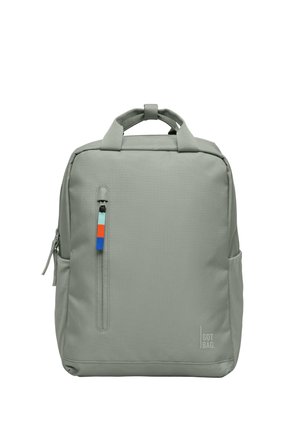 Zaino rettangolare grigio chiaro con maniglie superiori, tasche laterali, cerniera frontale verticale con tiretto colorato e logo "GOT BAG" sulla parte anteriore.