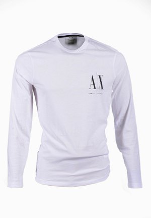 T-shirt bianca a maniche lunghe in cotone con collo rotondo. Presenta un logo nero "AX" sul lato sinistro del petto e una trama liscia e uniforme.