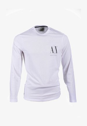 Langærmet hvid t-shirt lavet af bomuld med rund hals. Har et sort "AX"-logo på venstre bryst og en glat, ensartet tekstur.