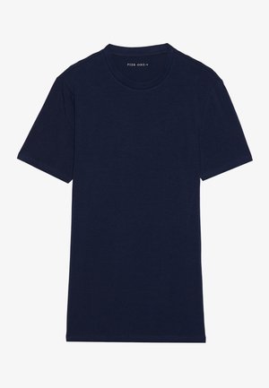 Camiseta de manga corta azul marino de algodón. Cuello redondo, diseño sencillo, textura suave y dobladillos cosidos sin logotipos ni patrones visibles.