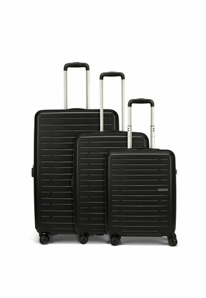 Drei schwarze Koffer mit texturierter Oberfläche, ausgestattet mit horizontalen Streifen, verstellbaren Aluminiumgriffen und jeweils vier schwarzen Rädern.