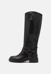 Kozaki do kolan z czarnej skóry o gładkiej fakturze, z ozdobnym paskiem i klamrą, osadzone na niskim słupkowym obcasie.