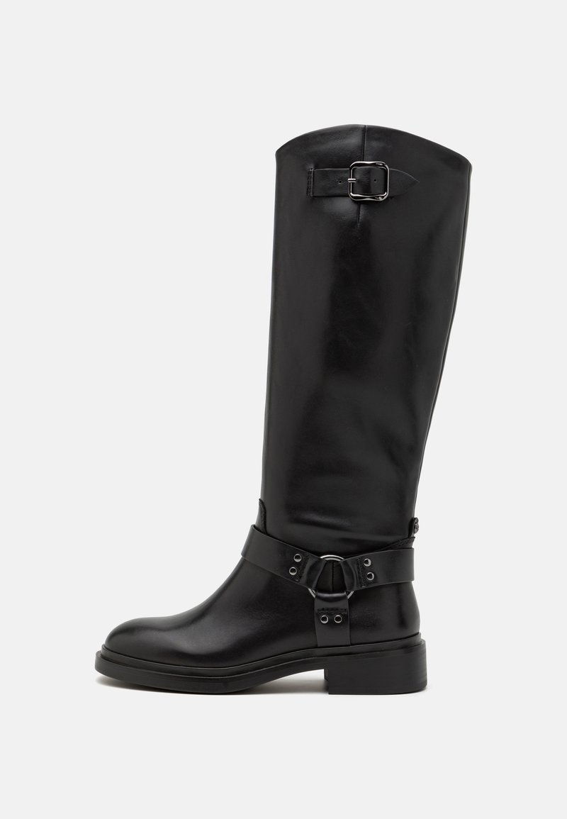 Kozaki do kolan z czarnej skóry o gładkiej fakturze, z ozdobnym paskiem i klamrą, osadzone na niskim słupkowym obcasie.