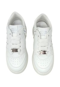 Sneaker bianchi con tomaia in pelle liscia, punta rotonda, dettagli perforati, lacci piatti e un particolare in metallo argentato sulla linguetta.