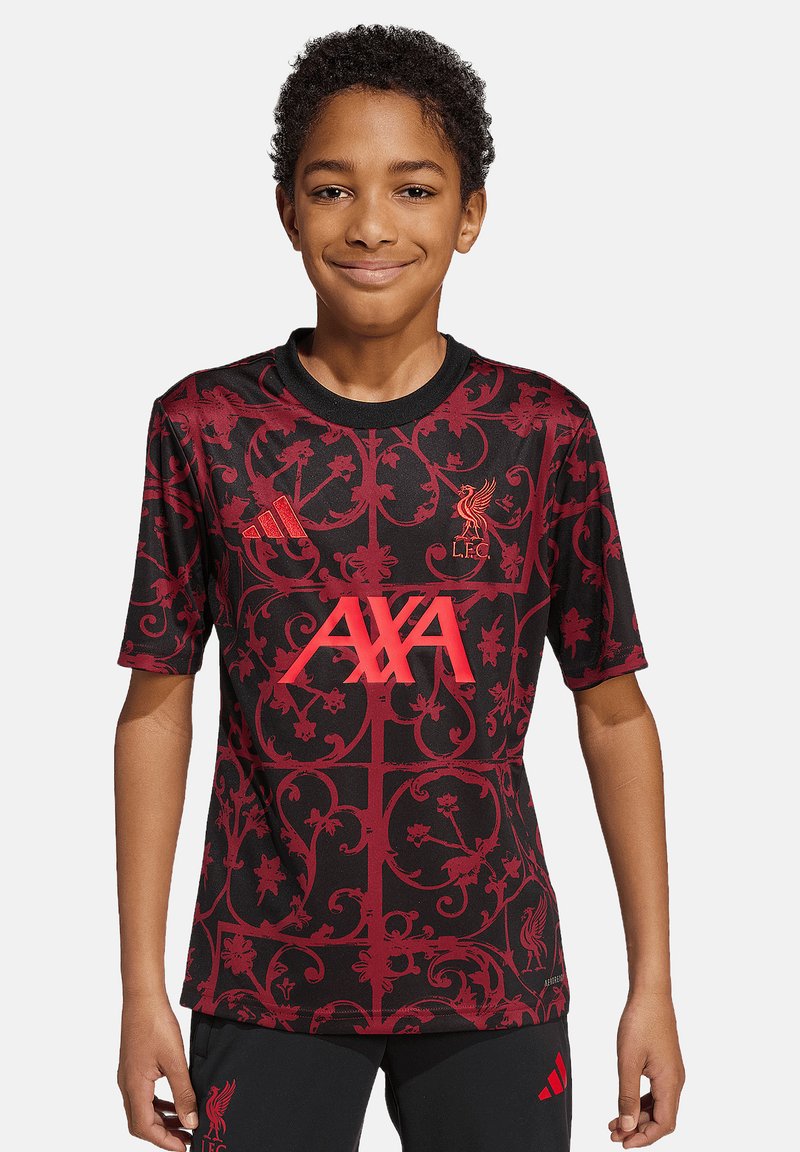 Camiseta de fútbol de manga corta en rojo y negro con patrones florales, que presenta los logotipos de "AXA" y del Liverpool FC en un brillante color rojo en la parte delantera.