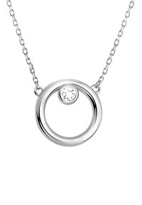 Collana con pendente circolare in argento con un accento di pietra preziosa trasparente, caratterizzata da un design elegante e una catena fine, che mostra una texture liscia e lucida.
