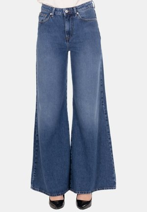 Jeans in denim blu a gamba larga con vita alta, caratterizzati da un classico design a cinque tasche e una leggera scoloritura. Il tessuto ha una consistenza liscia.