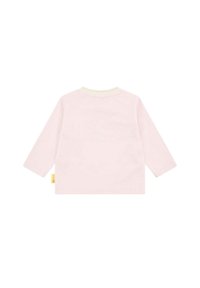 Helles rosa Langarmshirt aus weichem Stoff, mit Rundhalsausschnitt und blassgelbem Besatz sowie einem kleinen Markenschild an der Seite.