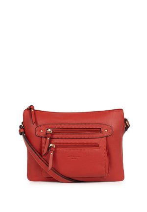 Czerwona skórzana torba na ramię z regulowanym paskiem, dwoma przednimi kieszeniami na zamek i subtelnym wytłoczonym napisem marki "Hexagona Paris".