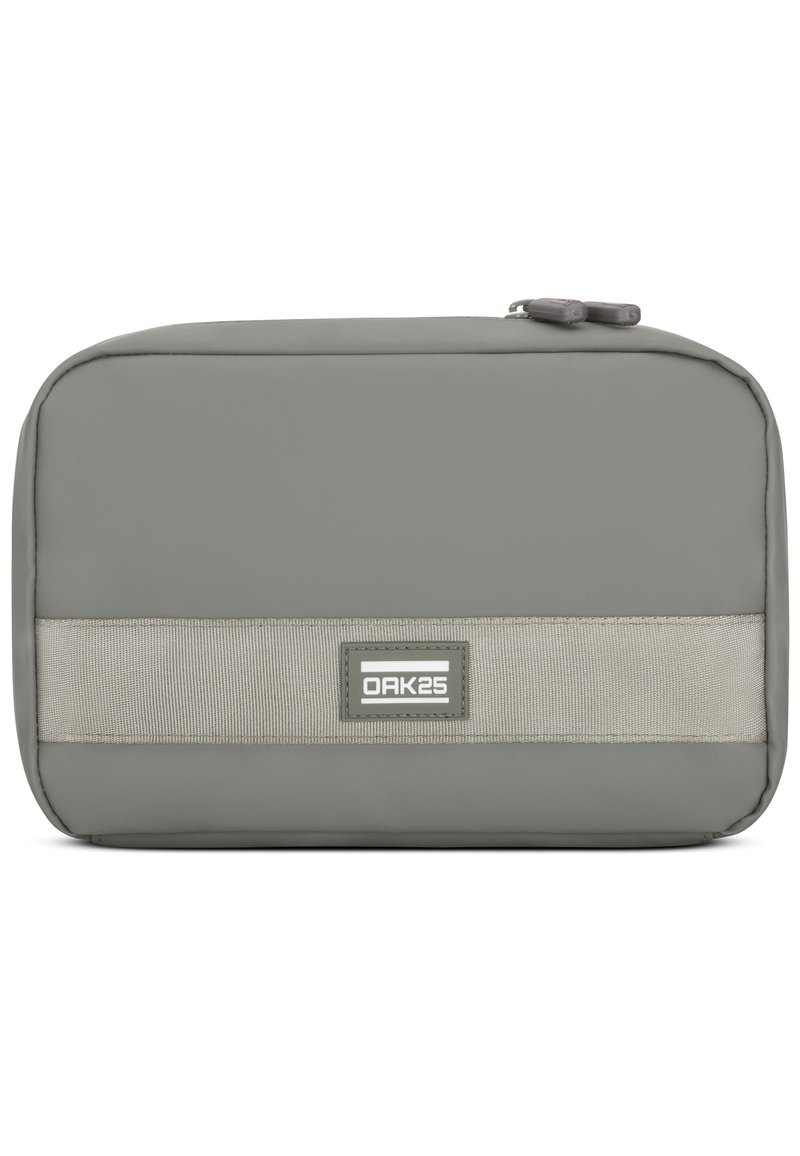 Funda de viaje rectangular gris con una textura suave, que cuenta con una banda de tela a rayas como acento y cierre de doble cremallera. Marca visible en la parte frontal.