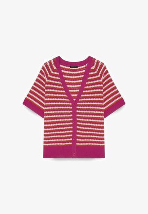 Kurzärmelige Strickjacke mit pinken, orangefarbenen und weißen horizontalen Streifen und pinker Knopfleiste vorne.