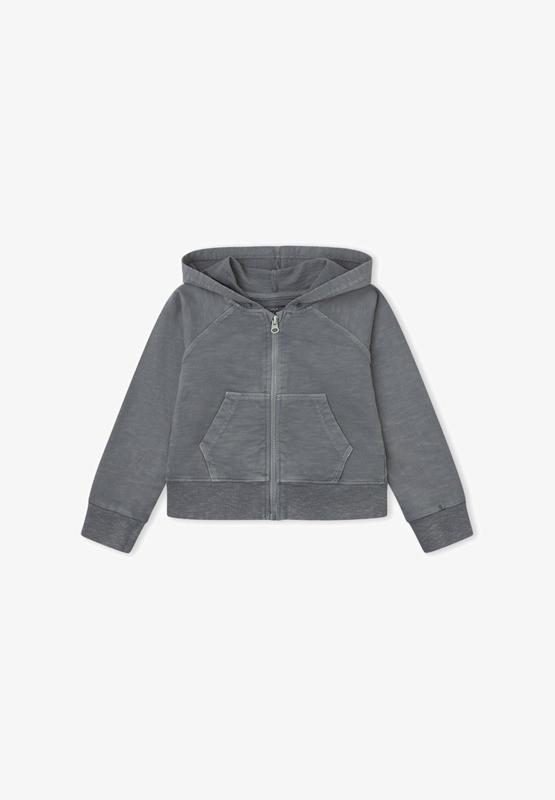 Sudadera gris para niño con cremallera, bolsillos delanteros y capucha, hecha de tela suave con puños y dobladillo acanalados.