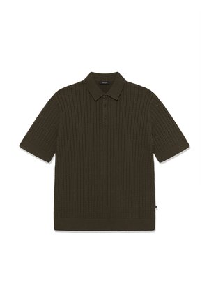 Sötét olívazöld rövid ujjú galléros póló texturált fonott mintával és háromgombos záródással, fehér háttéren elhelyezve.