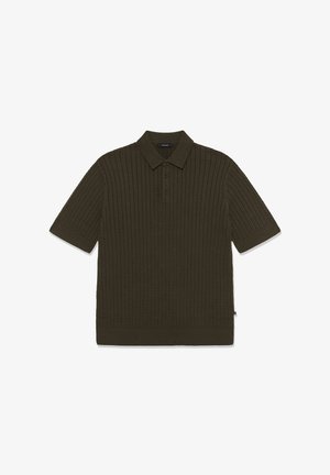 Sötét olívazöld rövid ujjú galléros póló texturált fonott mintával és háromgombos záródással, fehér háttéren elhelyezve.